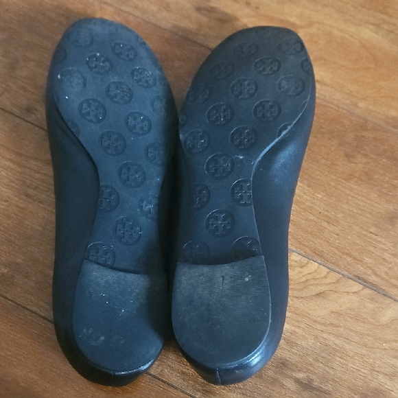 Tory Burch Black Flats with Gold Emblem Sz 10M - Picture 8 of 13